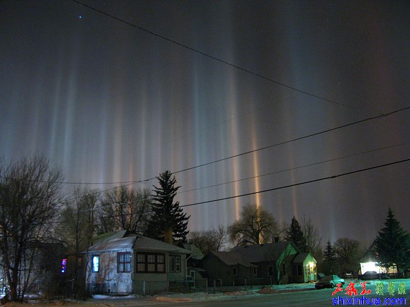 800px-Light_pillars_over_Laramie_Wyoming_in_winter_night.jpg