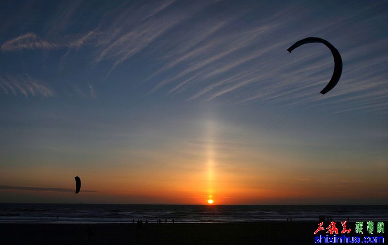 800px-Sun_pillar_and_kitesurfers.jpg