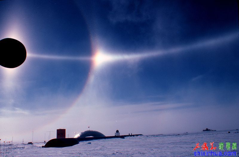 800px-Halo_and_sun_dog_-_NOAA.jpg